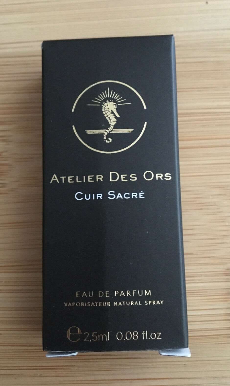 Atelier Des Ors Cuir Sacre 2,5 ml 0,08 fl. onz. parfymprov oficial, Atelier Des Ors Cuir Sacre 2,5 ml 0,08 fl. onz. perfumeprøve oficial, Atelier Des Ors Cuir Sacre 2,5 ml 0,08 fl. onz. perfumes oficiales, Atelier Des Ors Cuir Sacre 2,5 ml 0,08 fl. o