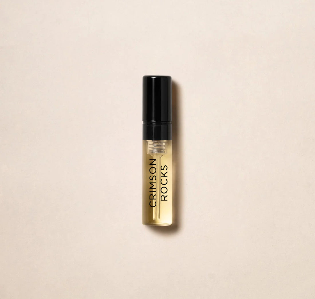 Deléitate con el lujoso aroma de Amouage Crimson Rock con esta muestra oficial de perfume de 2 ml (0,06 oz). De la prestigiosa casa de perfumes Amouage, esta muestra te ofrece la oportunidad perfecta para experimentar el cautivador aroma de esta excl