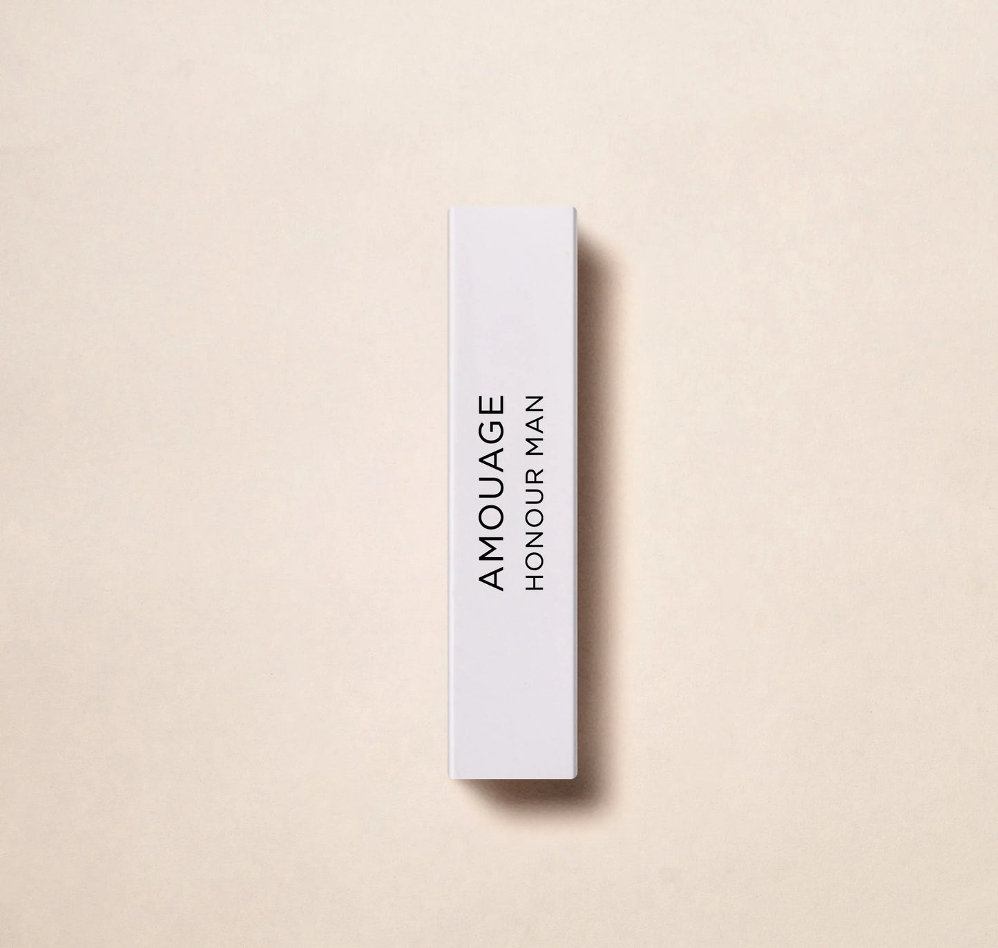 Experimenta el lujo de la casa de perfumes Amouage con la muestra oficial de perfume Honour Man de 2 ml (0,06 oz). Sumérgete en la sofisticada fragancia de esta reconocida marca. Perfecto para retoques sobre la marcha o como muestra de las prestigios