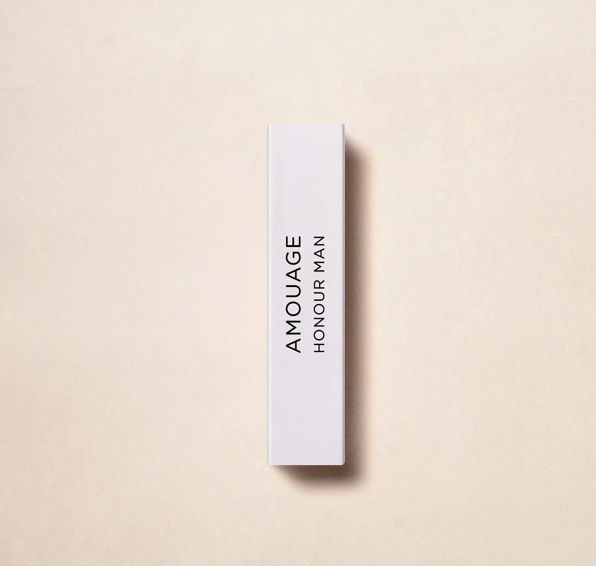 Experimenta el lujo de la casa de perfumes Amouage con la muestra oficial de perfume Honour Man de 2 ml (0,06 oz). Sumérgete en la sofisticada fragancia de esta reconocida marca. Perfecto para retoques sobre la marcha o como muestra de las prestigios