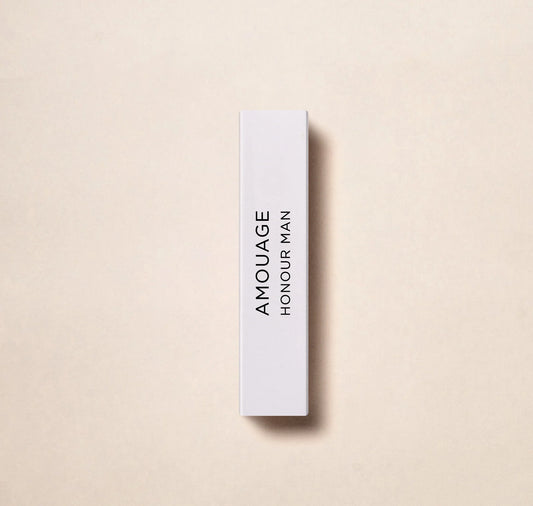 Experimenta el lujo de la casa de perfumes Amouage con la muestra oficial de perfume Honour Man de 2 ml (0,06 oz). Sumérgete en la sofisticada fragancia de esta reconocida marca. Perfecto para retoques sobre la marcha o como muestra de las prestigios