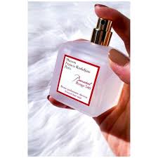 Muestra de bruma de perfume perfumada Baccarat Rouge 540 de Maison Francis Kurkdjian