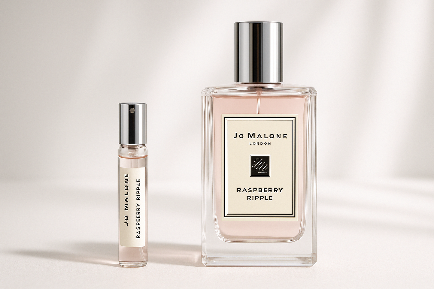 Muestra de perfume Jo Malone Raspberry Ripple de 2 ml junto a un frasco de perfume Jo Malone Raspberry Ripple de 100 ml