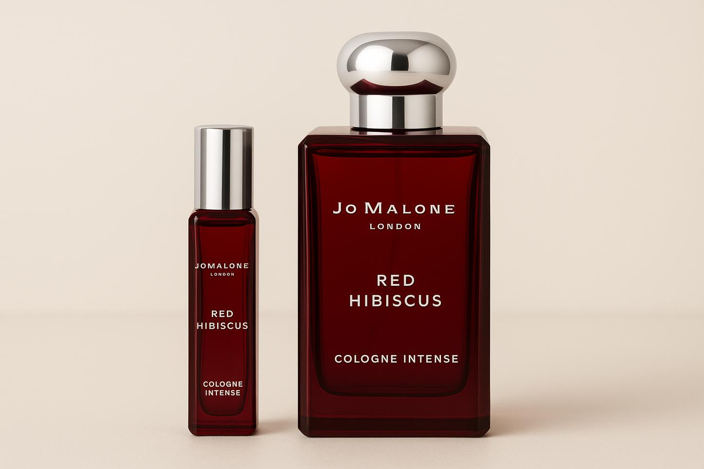 Muestra de Jo Malone Red Hibiscus Cologne Intense de 12 ml junto a un frasco de perfume de 100 ml de Jo Malone Red Hibiscus Cologne Intense con escritura blanca sobre un frasco rojo oscuro.