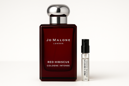 Muestra de Jo Malone Red Hibiscus Cologne Intense de 1 ml junto a una botella de perfume de 100 ml de Jo Malone Red Hibiscus Cologne Intense con escritura blanca sobre una botella de color rojo oscuro.