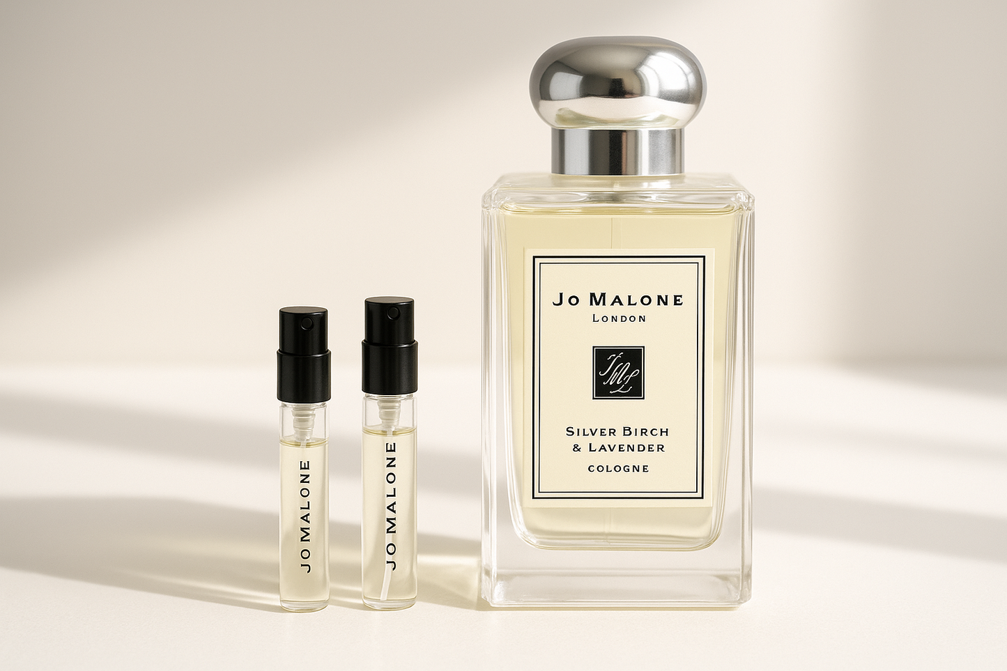 Muestras del perfume Jo Malone Silver Birch & Lavender Cologne de 1 ml junto a la fragancia Jo Malone Silver Birch de 100 ml