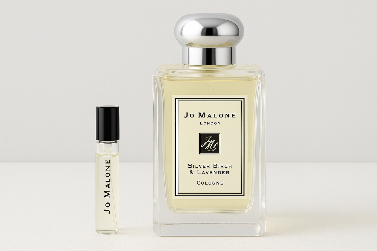 Muestras del perfume Jo Malone Silver Birch & Lavender Cologne, muestra de fragancia de 6 ml junto a una botella de perfume Jo Malone Silver Birch & Lavender Cologne de tamaño completo de 100 ml