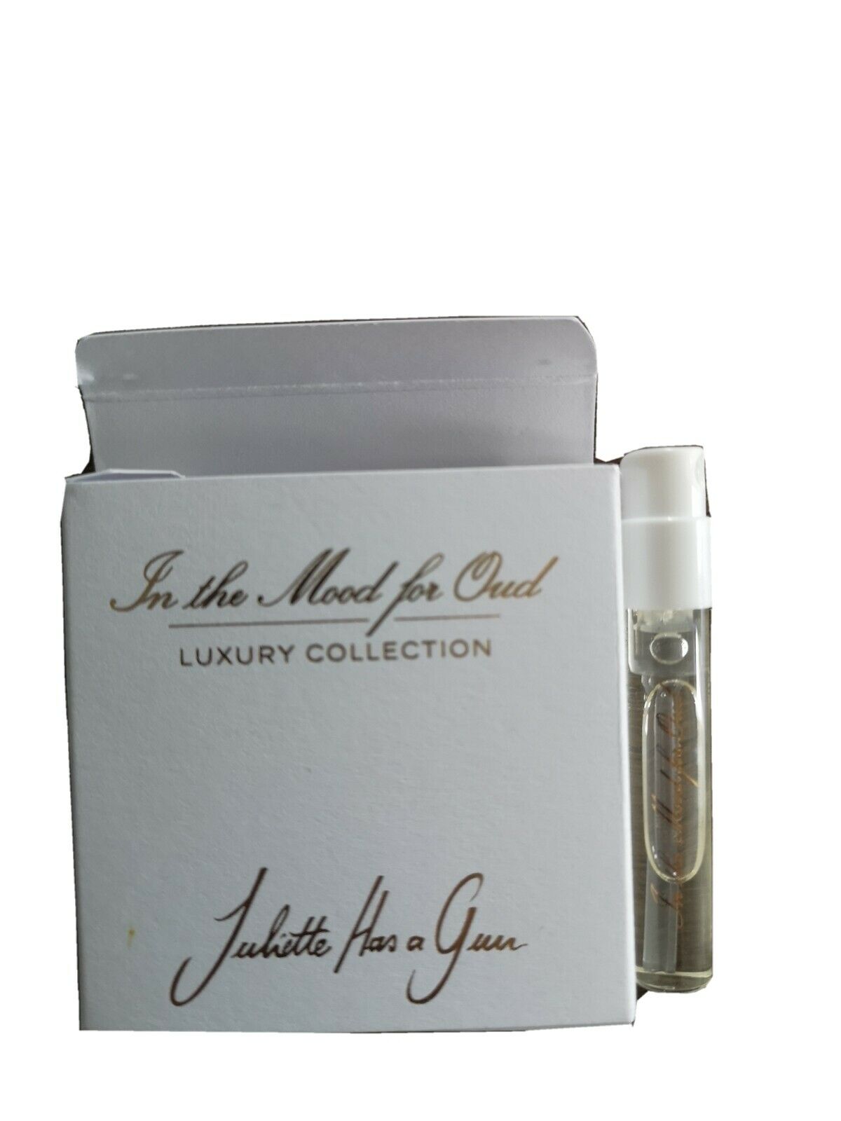 Juliette Has a Gun In the Mood for Oud 1.7ml offizielle Parfümprobe, Juliette Has a Gun In the Mood for Oud 1.7ml officiellt parfymprov, Juliette Has a Gun In the Mood for Oud 1.7ml officiel parfumeprøve, Juliette Has a Gun In the Mood for Oud 1.7ml 