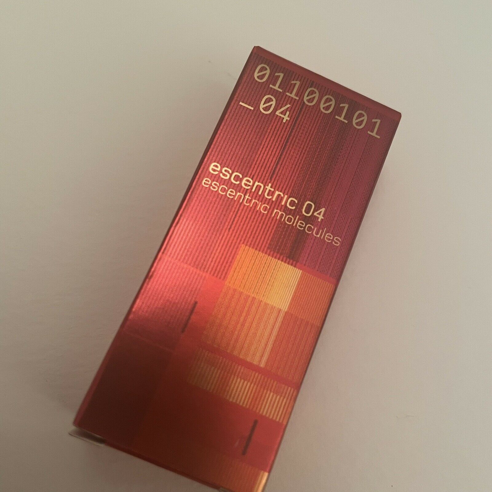 Escentric Molecules Escentric 04 2ml 0.07 fl. onz. hivatalos parfüm minta, Escentric Molecules Escentric 04 2ml 0.07 fl. onz. amostra oficial de perfume, Escentric Molecules Escentric 04 2ml 0.07 fl. onz. 官方香水样品, Mostră oficială de parfum Escentric M